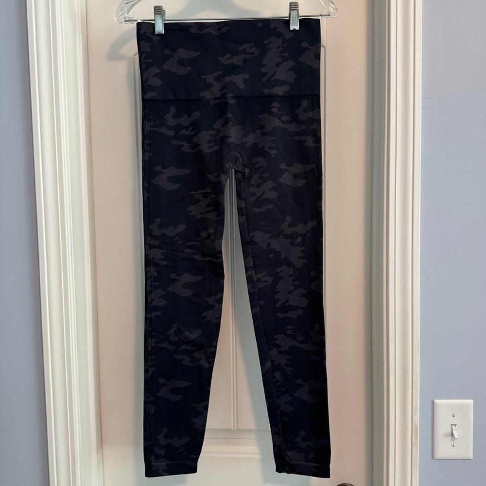 Spanx Large Look At Me Now Camo Seamless Leggings Camouflage - Picture 3 of 8